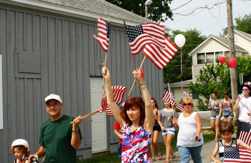 Woman_waving_flags_500