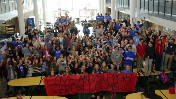 Lyme-Old Lyme students gather to send a message to Braiden Sunshine, who will compete again in 'The Voice' tonight.